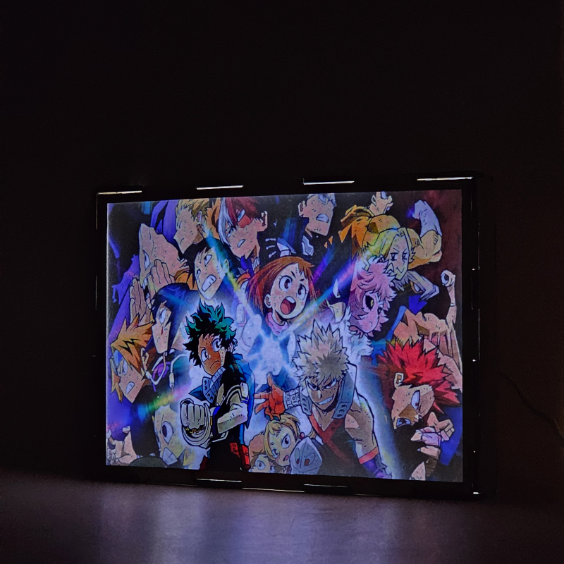 Lámpara ánime/manga  My Hero Academia  con doble imagen del grupo Ochaco Uraraka, Shoto Todoroki, Tsuyu Asui, Izuku Midoriya, Katsuki Bakugō, Denki Kaminari, Kyoka Jiro, Mina Ashido, Eijiro Kirishima, Tenya Iida, Fumikage Tokoyami, Mashirao Ojiro y Yuga Aoyama, vista encendida, donde se revela la ilustración completa al encender la luz LED.