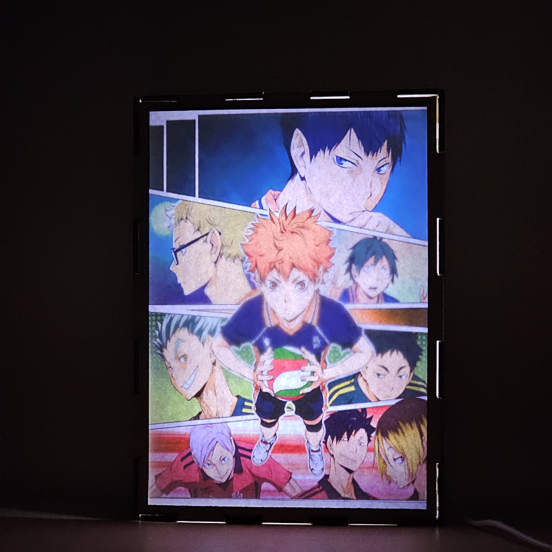 Lámpara ánime/manga  Haikyuu  con doble imagen del grupo Shoyo Hinata, Tobio Kageyama, Kei Tsukishima, Tadashi Yamaguchi, Koutaro Bokuto, Keiji Akaashi, Kenma Kozume, Kuroo Tetsurō y Lev Haiba, vista encendida, donde se revela la ilustración completa al encender la luz LED.