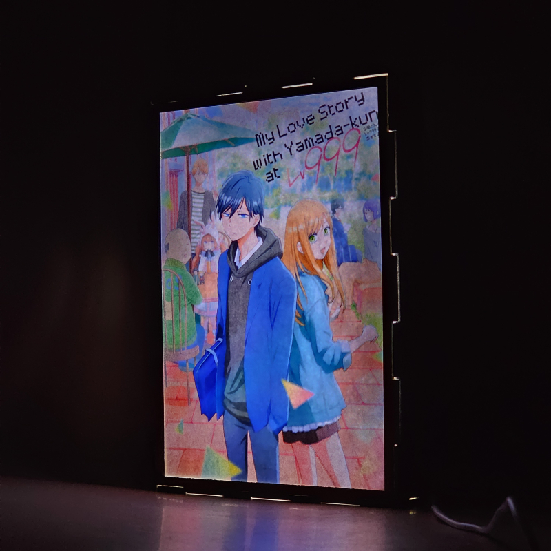 Lámpara ánime/manga  My Love Story with Yamada-kun at Lv999  con doble imagen de la pareja Akane Kinoshita y Akito Yamada, vista encendida, donde se revela la ilustración completa al encender la luz LED.