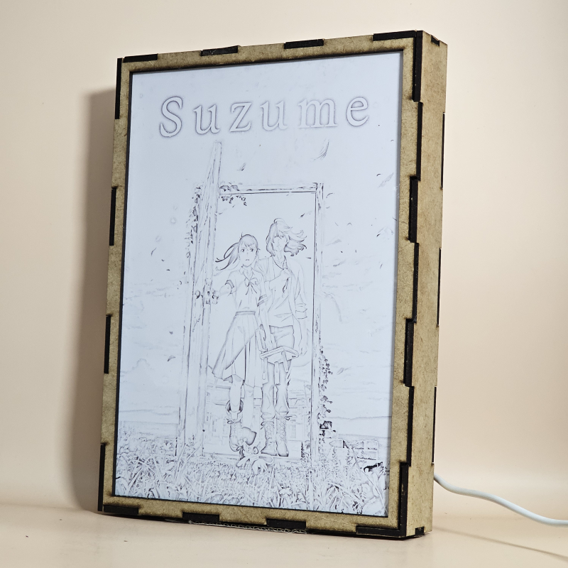 Lámpara ánime/manga  Suzume  con doble imagen del grupo Iwato Suzume, Sōta Munakata y Daijin, vista apagada, se esconde la imágen de atras.