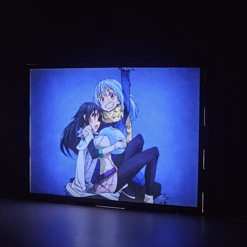 Lámpara ánime/manga  That Time I Got Reincarnated as a Slime  con doble imagen de la pareja Rimuru Tempest y Shizue Izawa (Shizu), vista encendida, donde se revela la ilustración completa al encender la luz LED.