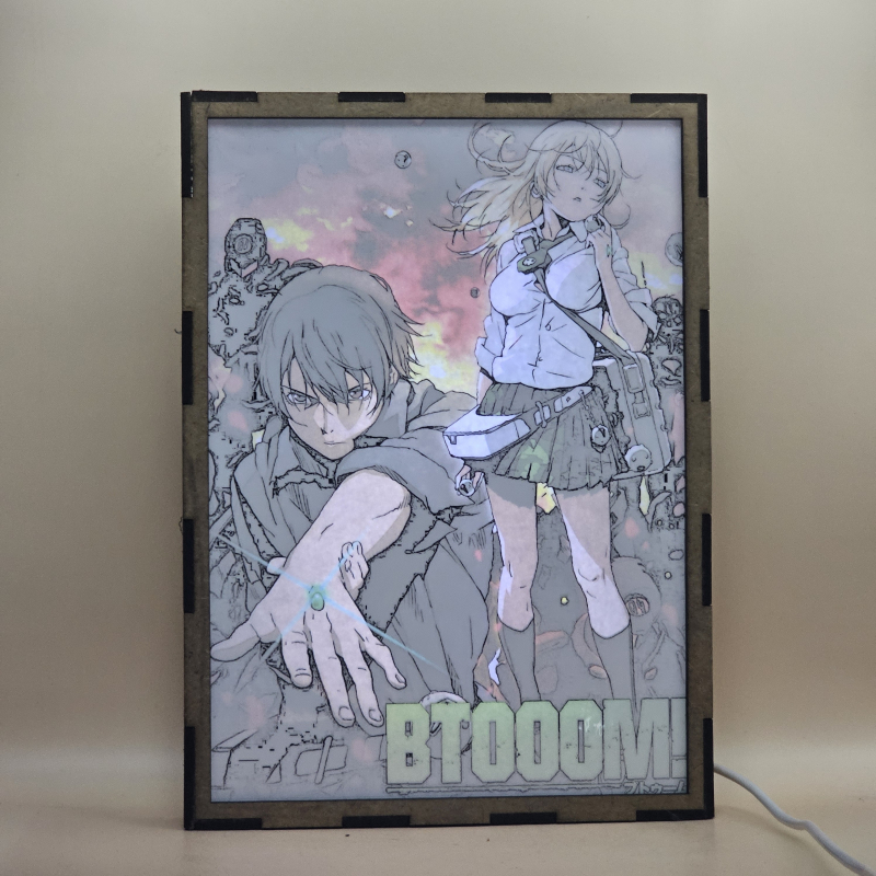 Lámpara ánime/manga  Btooom!  con doble imagen de la pareja Ryōta Sakamoto y Himiko, vista encendida, con luz ambiente, donde se revela la ilustración completa al encender la luz LED.