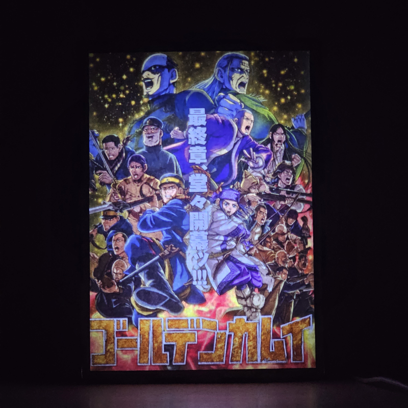 Lámpara ánime/manga  Golden Kamuy  con doble imagen del grupo Saichi Sugimoto, Asirpa y Tsurumi, vista encendida, donde se revela la ilustración completa al encender la luz LED.