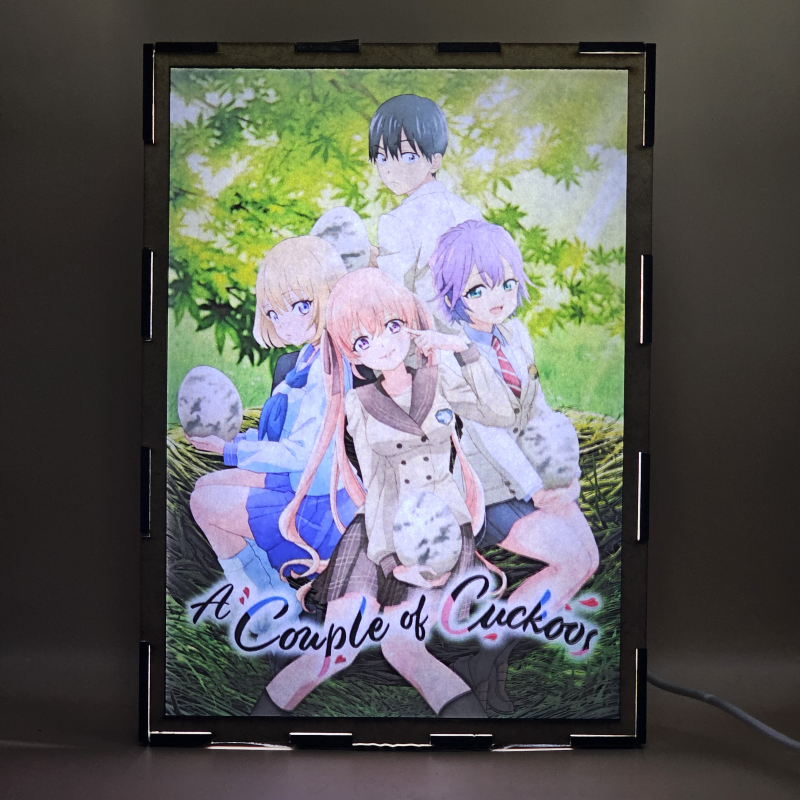 Lámpara ánime/manga  Una pareja de cucos  con doble imagen del grupo Nagi Umino, Erika Amano, Hiro Segawa y Sachi Umino, vista encendida, con luz ambiente, donde se revela la ilustración completa al encender la luz LED.