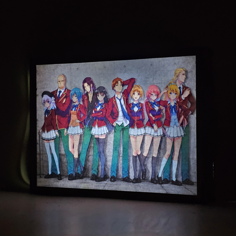 Lámpara ánime/manga  Classroom of the Elite  con doble imagen del grupo Kiyotaka Ayanokōji, Arisu Sakayanagi, Kohei Katsuragi, Mio Ibuki, Kakeru Ryūen, Suzune Horikita, Kikyo Kushida, Airi Sakura, Honami Ichinose y Rōen Kōenji, vista encendida, donde se revela la ilustración completa al encender la luz LED.