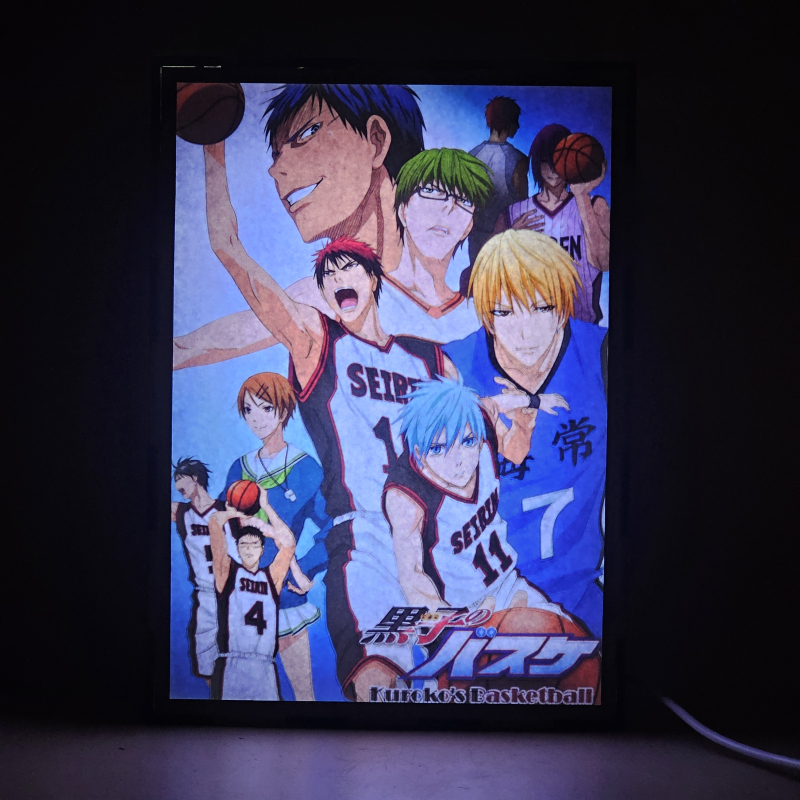 Lámpara ánime/manga  Kuroko's Basketball  con doble imagen del grupo Taiga Kagami, Ryota Kise, Shintaro Midorima, Tetsuya Kuroko, Daiki Aomine, Atsushi Murasakibara, Seijuro Akashi, Riko Aida, Junpei Hyuga y Teppei Kiyoshi, vista encendida, donde se revela la ilustración completa al encender la luz LED.