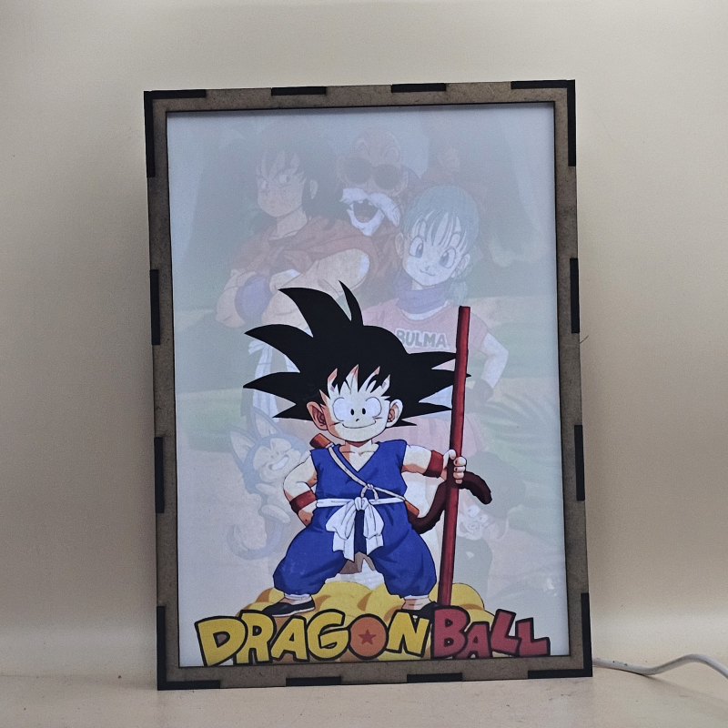 Lámpara ánime/manga  Dragon Ball  con doble imagen del grupo Son Goku, Bulma, Maestro Roshi, Yamcha, Puar y Oolong, vista encendida, con luz ambiente, donde se revela la ilustración completa al encender la luz LED.