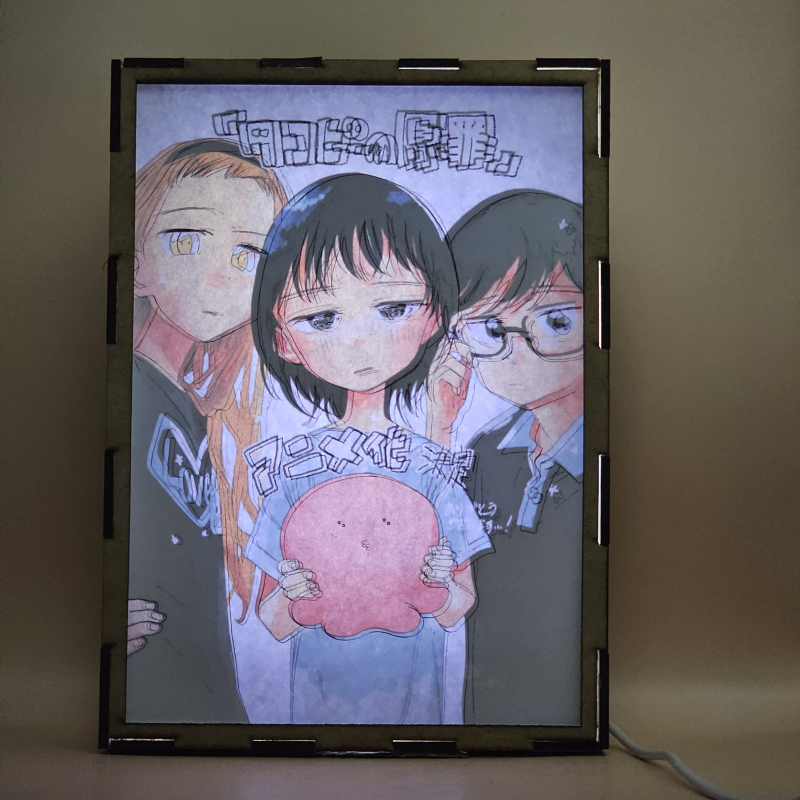 Lámpara ánime/manga  El pecado original de Takopi  con doble imagen del grupo Shizuka Kuze, Marina Kirarazaka, Takopi y Naoki Azuma, vista encendida, con luz ambiente, donde se revela la ilustración completa al encender la luz LED.