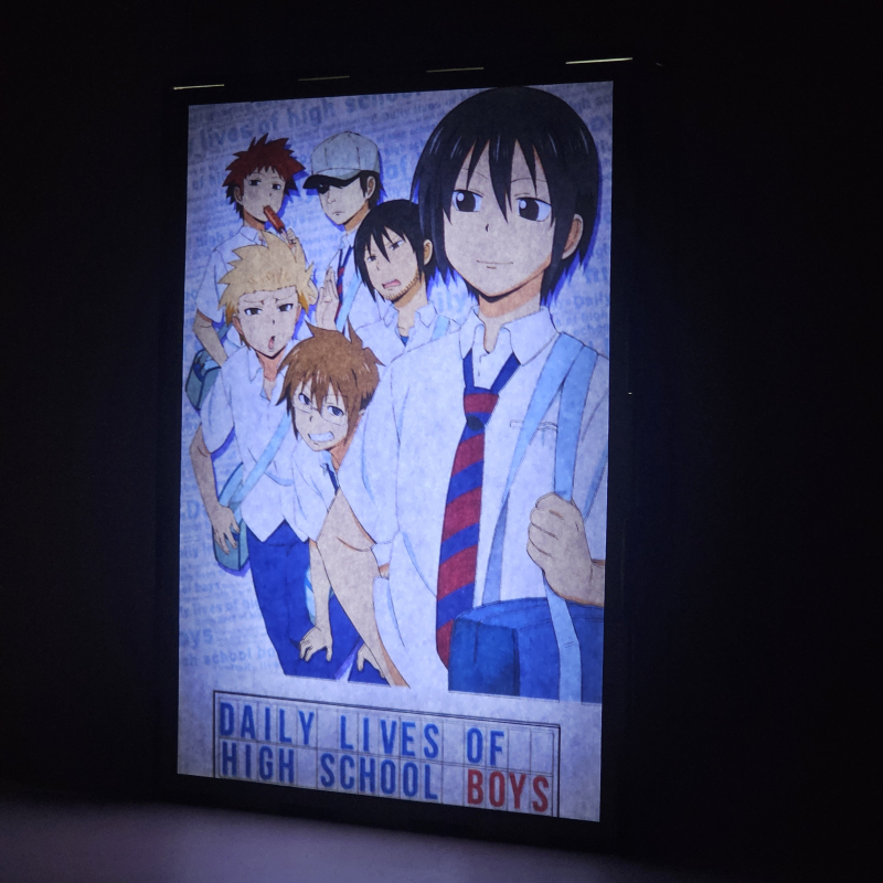 Lámpara ánime/manga  Daily Lives of High School Boys  con doble imagen del grupo Tadakuni, Hidenori Tabata, Yoshitake Tanaka, Toshiyuki Karasawa, Motoharu y Presidente del Consejo Estudiantil, vista encendida, donde se revela la ilustración completa al encender la luz LED.