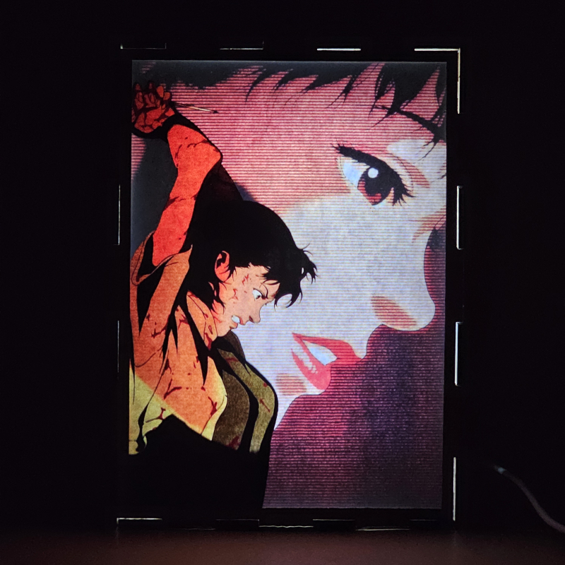 Lámpara ánime  Perfect Blue  con doble imagen del personaje Mima Kirigoe, vista encendida, donde se revela la ilustración completa al encender la luz LED.