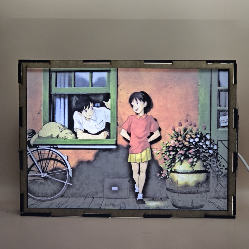 Lámpara ánime  Susurros del corazón  con doble imagen del grupo Shizuku Tsukishima, Baron Humbert Von Gikkingen y Amasawa Seiji, vista encendida, con luz ambiente, donde se revela la ilustración completa al encender la luz LED.