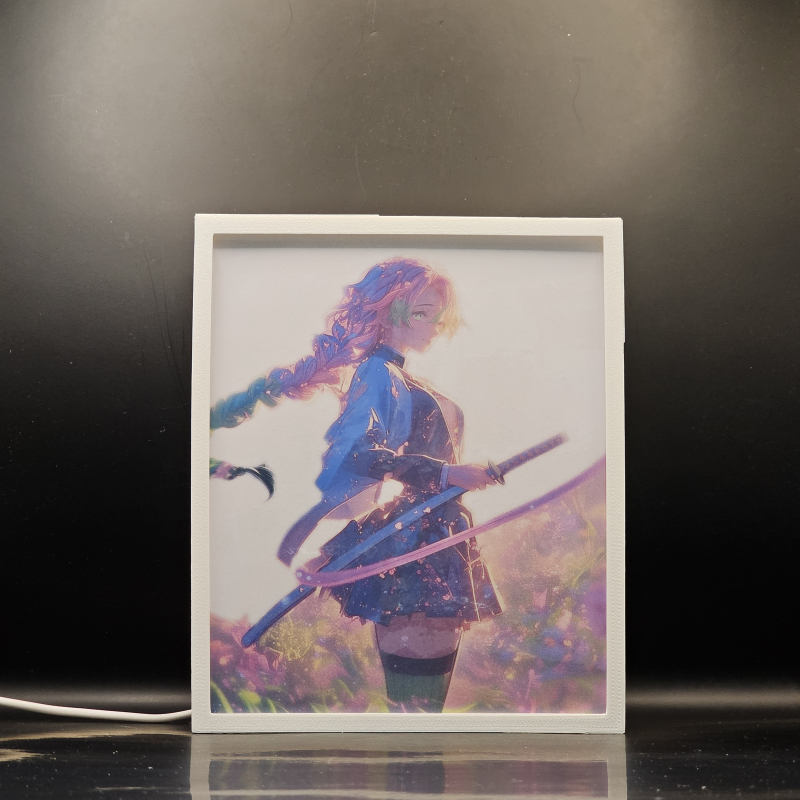 Lámpara ánime/manga  Kimetsu no Yaiba  con doble imagen del personaje Mitsuri Kanroji, vista apagada, se esconde la imágen de atras.