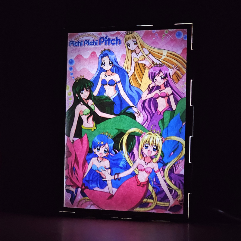 Lámpara ánime/manga  Mermaid Melody Pichi Pichi Pitch  con doble imagen del grupo Luchia Nanami, Hanon Hōshō, Rina Toin, Coco, Karen y Noel, vista encendida, donde se revela la ilustración completa al encender la luz LED.