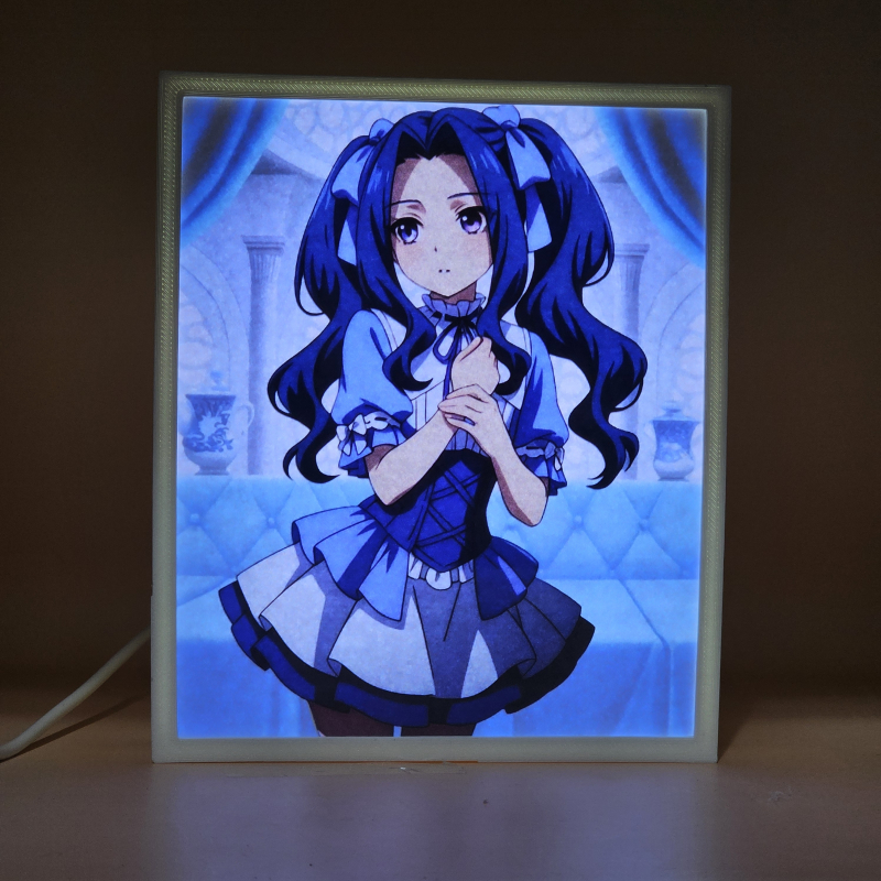 Lámpara ánime/manga  El héroe del escudo  con doble imagen del personaje Melty Q. Melromarc, vista encendida, donde se revela la ilustración completa al encender la luz LED.