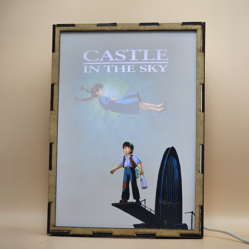 Lámpara ánime  Tenkū no Shiro Laputa  con doble imagen de la pareja Sheeta y Pazu, vista encendida, con luz ambiente, donde se revela la ilustración completa al encender la luz LED.