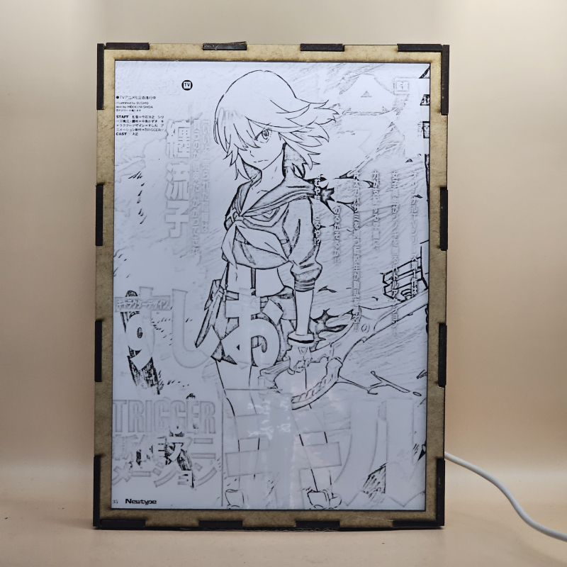 Lámpara ánime/manga  Kill la Kill  con doble imagen del personaje Ryuko Matoi, vista apagada, se esconde la imágen de atras.