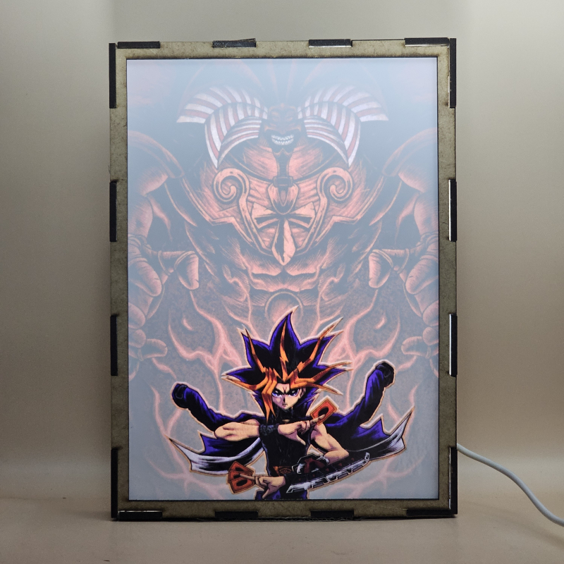 Lámpara ánime/manga  Yu-Gi-Oh!  con doble imagen del personaje Yugi Muto, vista encendida, con luz ambiente, donde se revela la ilustración completa al encender la luz LED.