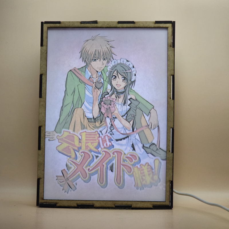 Lámpara ánime/manga  Kaichou wa Maid-sama!  con doble imagen de la pareja Takumi Usui y Ayuzawa Misaki, vista encendida, con luz ambiente, donde se revela la ilustración completa al encender la luz LED.