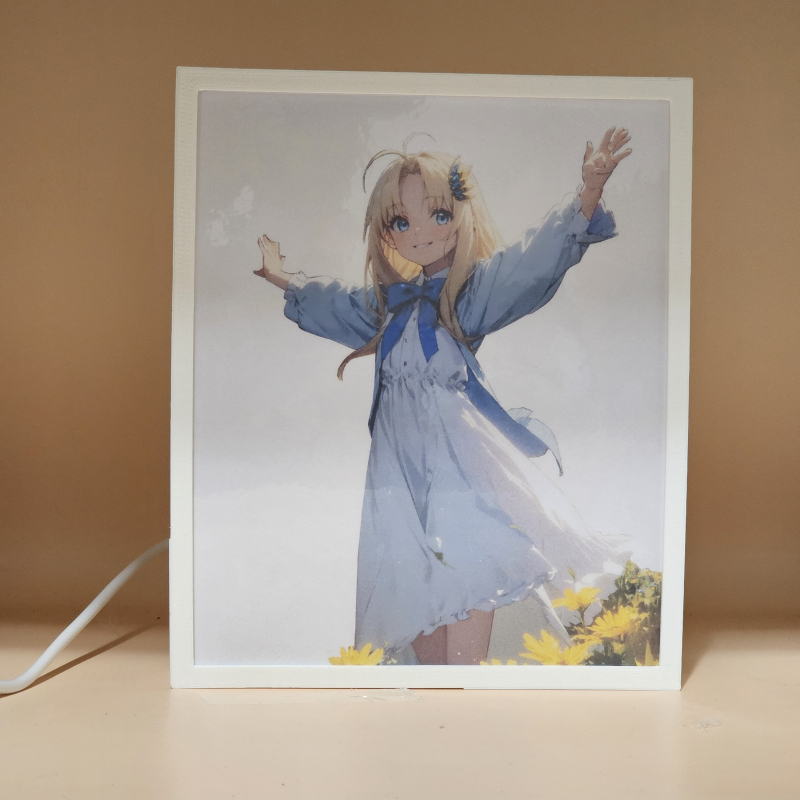 Lámpara ánime/manga  El héroe del escudo  con doble imagen del personaje Filo, vista apagada, se esconde la imágen de atras.