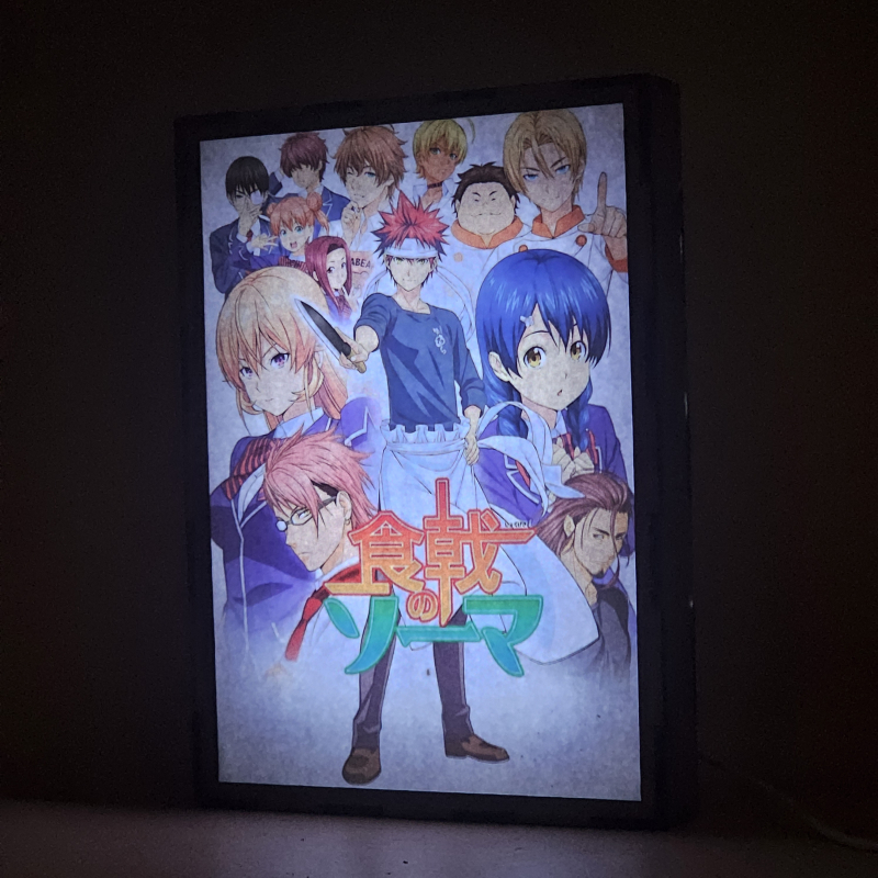 Lámpara ánime/manga  Food Wars!: Shokugeki no Soma  con doble imagen del grupo Sōma Yukihira, Erina Nakiri, Megumi Tadokoro, Shun Ibusaki, Saiba, Zenji Marui, Yūki Yoshino, Ryōko Sakaki, Satoshi Isshiki, Ikumi Mito, Isami Aldini y Takumi Aldini, vista encendida, donde se revela la ilustración completa al encender la luz LED.