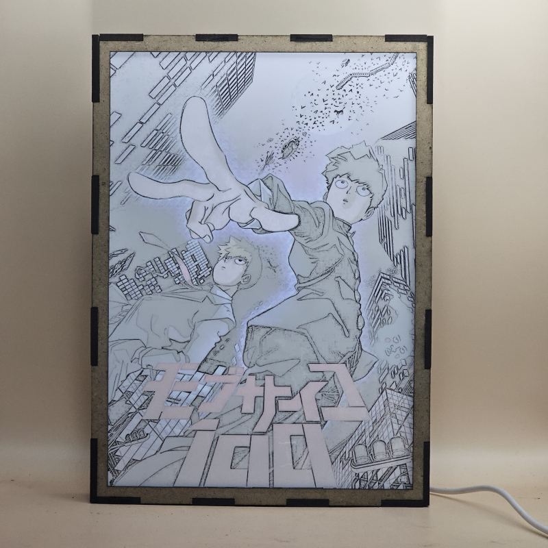 Lámpara ánime/manga  Mob Psycho 100  con doble imagen del grupo Shigeo Kageyama, Arataka Reigen y Ekubo, vista encendida, con luz ambiente, donde se revela la ilustración completa al encender la luz LED.