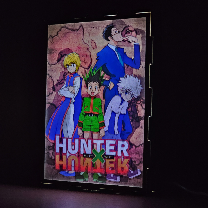 Lámpara ánime/manga  Hunter × Hunter  con doble imagen del grupo Gon Freecss, Killua Zoldyck, Kurapika y Leorio Paradinight, vista encendida, donde se revela la ilustración completa al encender la luz LED.
