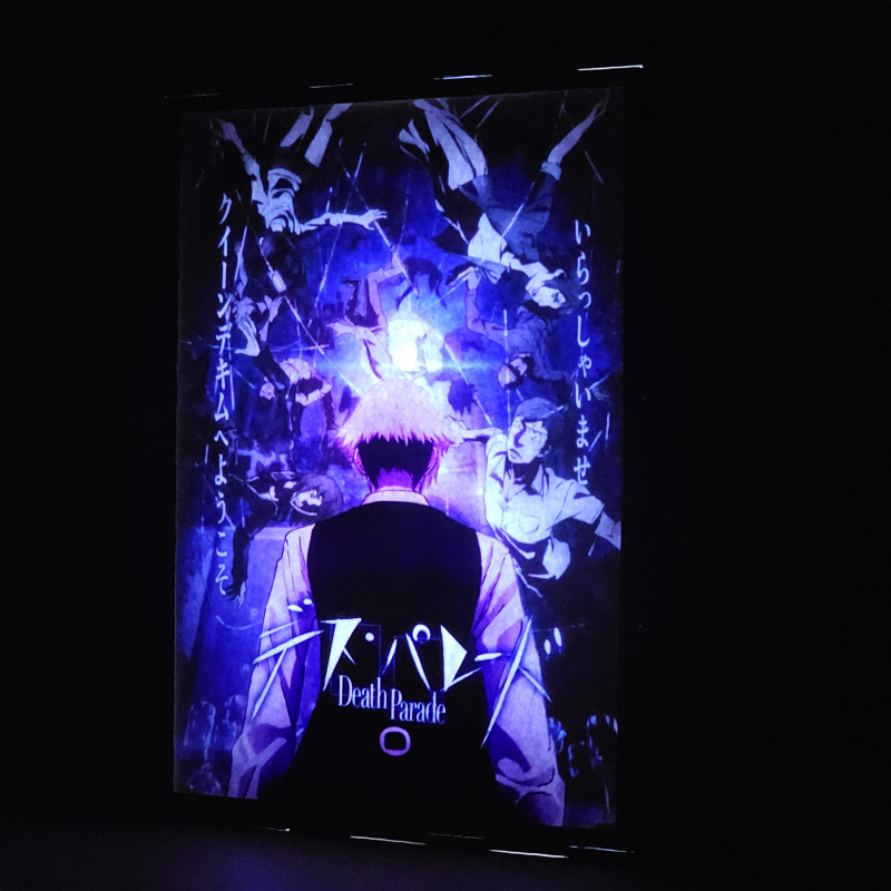 Lámpara ánime/manga  Death Parade  con doble imagen de la pareja Decim y Chiyuki, vista encendida, donde se revela la ilustración completa al encender la luz LED.