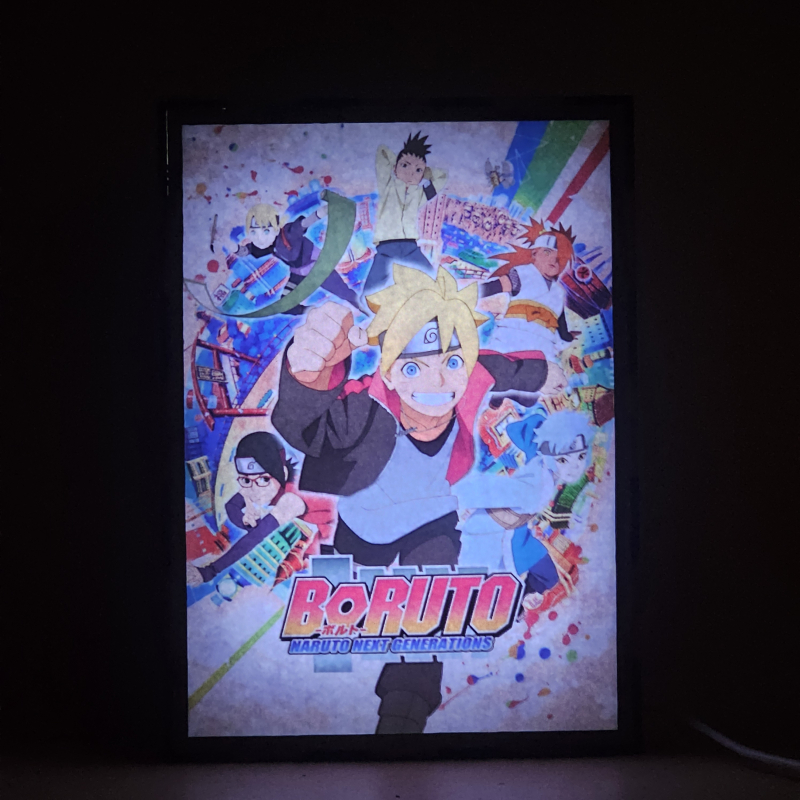 Lámpara ánime/manga  Boruto  con doble imagen del grupo Boruto Uzumaki, Sarada Uchiha, Inojin Yamanaka, Mitsuki, Chocho Akimichi y Shikadai Nara, vista encendida, donde se revela la ilustración completa al encender la luz LED.