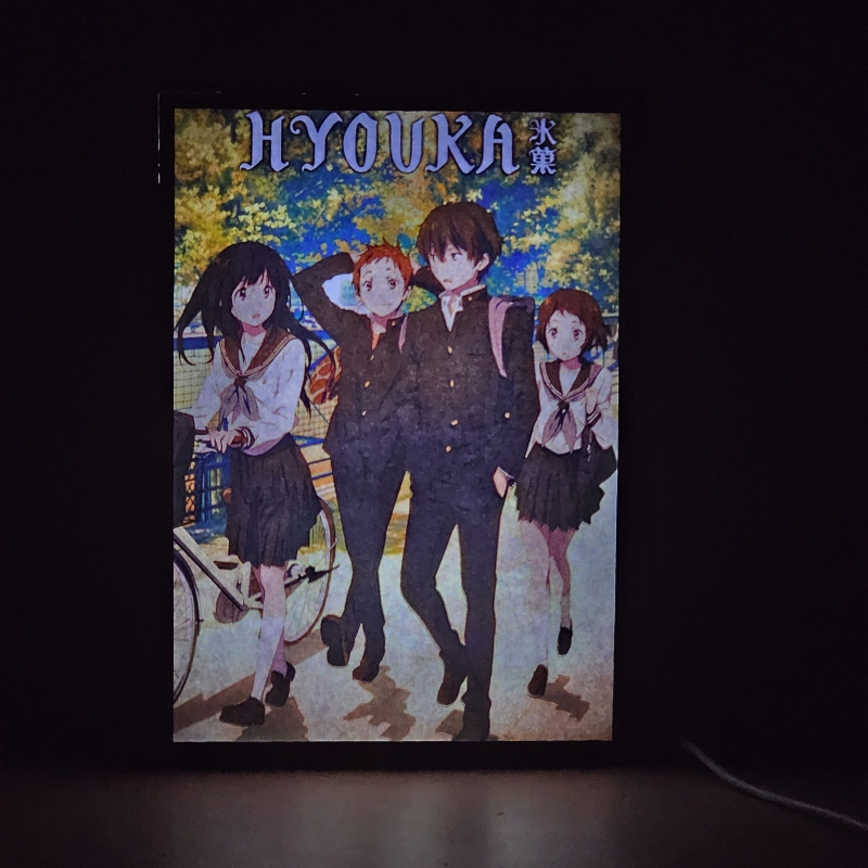 Lámpara ánime/manga  Hyouka  con doble imagen del grupo Eru Chitanda, Satoshi Fukube, Houtarou Oreki y Mayaka Ibara, vista encendida, donde se revela la ilustración completa al encender la luz LED.