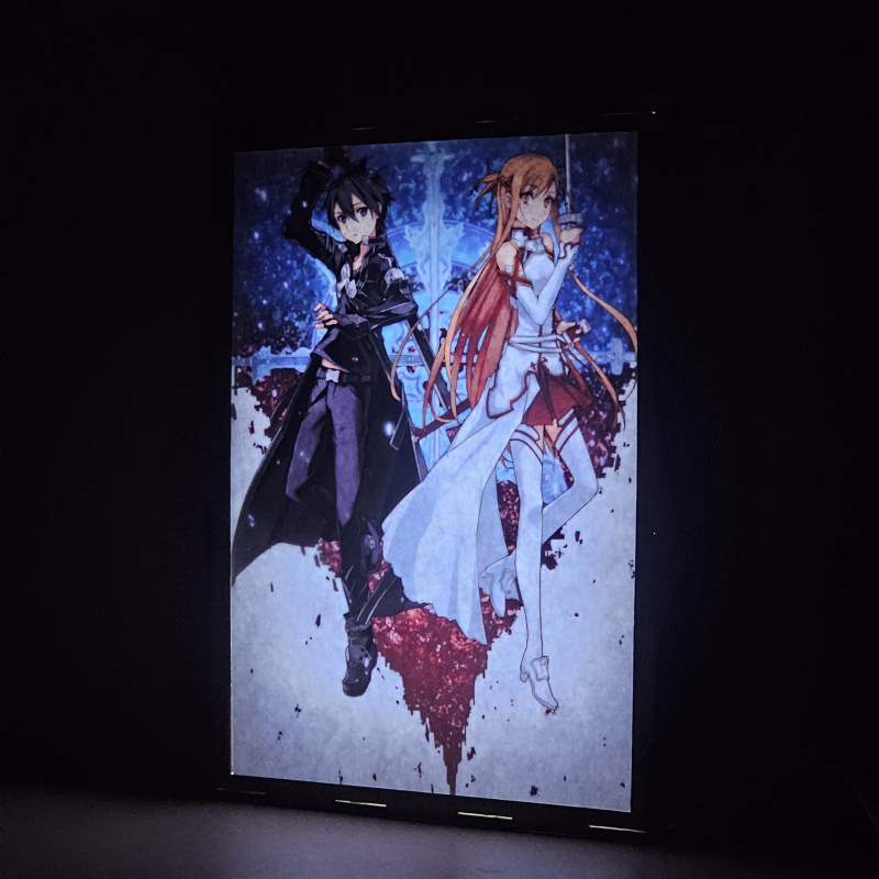 Lámpara ánime/manga  Sword Art Online  con doble imagen de la pareja Kazuto Kirigaya y Asuna Yuuki, vista encendida, donde se revela la ilustración completa al encender la luz LED.