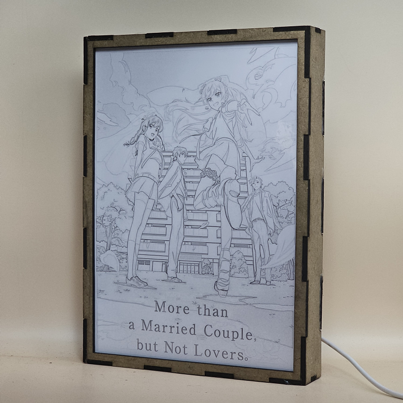 Lámpara ánime/manga  More Than a Married Couple, But Not Lovers  con doble imagen del grupo Akari Watanabe, Jiro Yakuin, Shiori Sakurazaka y Minami Tenjin, vista apagada, se esconde la imágen de atras.