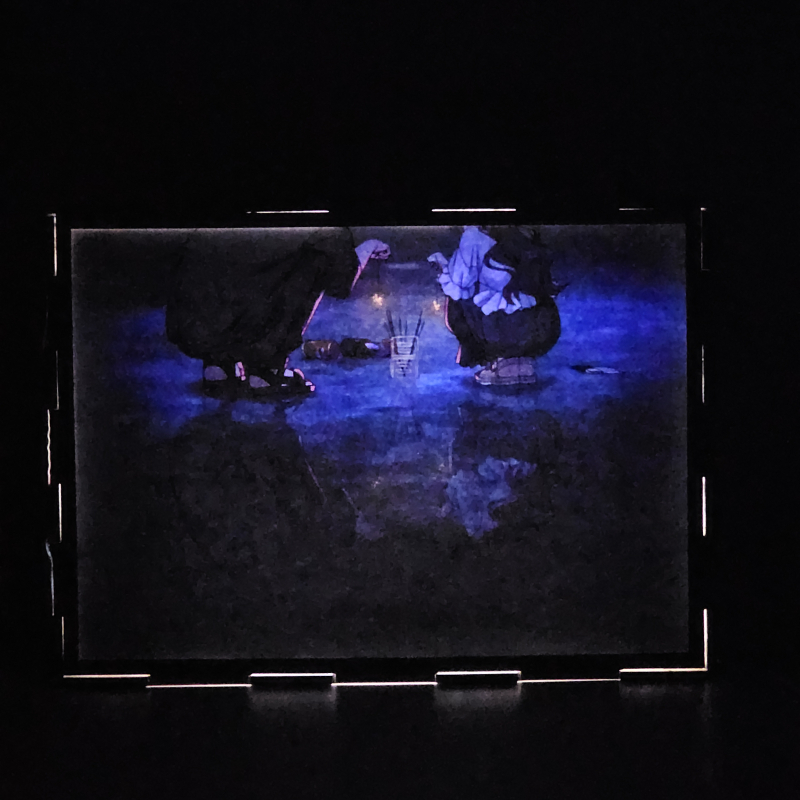 Lámpara ánime/manga  Kaoru Hana wa Rin to Saku  con doble imagen de la pareja Kaoruko Waguri y Rintaro Tsumugi, vista encendida, donde se revela la ilustración completa al encender la luz LED.