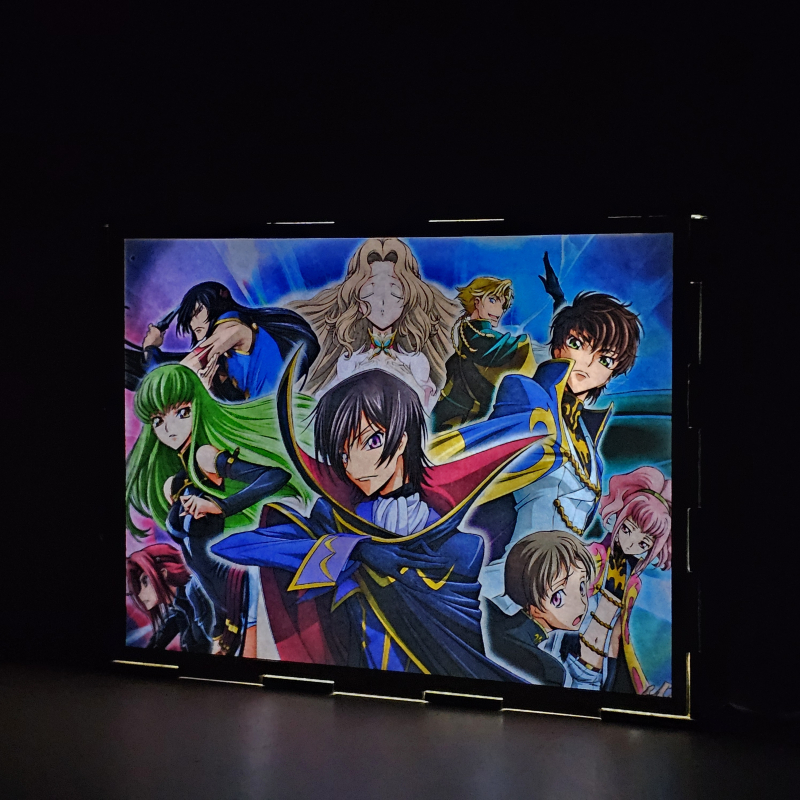 Lámpara ánime/manga  Code Geass  con doble imagen del grupo Lelouch Lamperouge, Suzaku Kururugi, C.C, Kallen Stadtfeld, Nunnally Lamperouge, Milly Ashford, Nina Einstein, Jeremiah Gottwald y Euphemia li Britannia, vista encendida, donde se revela la ilustración completa al encender la luz LED.