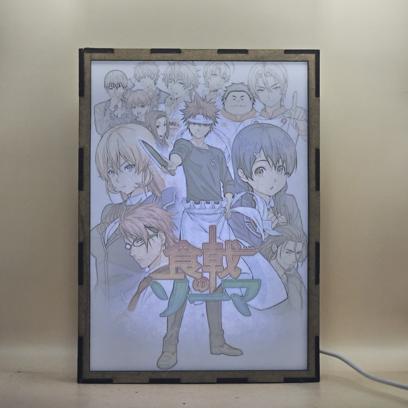 Lámpara ánime/manga  Food Wars!: Shokugeki no Soma  con doble imagen del grupo Sōma Yukihira, Erina Nakiri, Megumi Tadokoro, Shun Ibusaki, Saiba, Zenji Marui, Yūki Yoshino, Ryōko Sakaki, Satoshi Isshiki, Ikumi Mito, Isami Aldini y Takumi Aldini, vista encendida, con luz ambiente, donde se revela la ilustración completa al encender la luz LED.