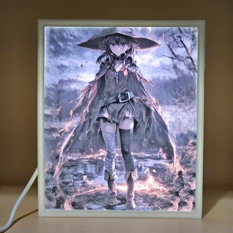 Lámpara ánime/manga  KonoSuba  con doble imagen del personaje Megumin, vista encendida, donde se revela la ilustración completa al encender la luz LED.