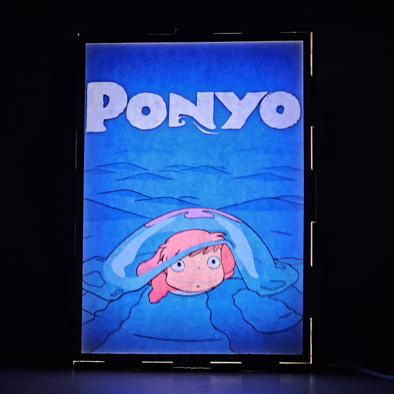 Lámpara ánime  Gake no ue no Ponyo  con doble imagen del personaje Ponyo, vista encendida, donde se revela la ilustración completa al encender la luz LED.