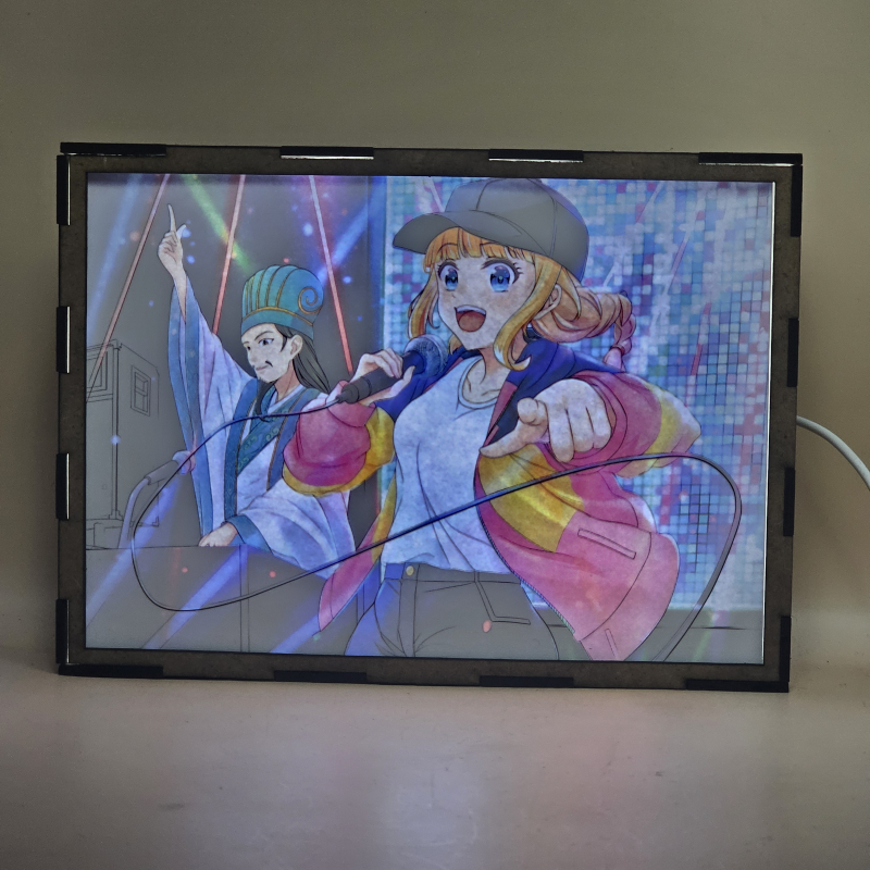 Lámpara ánime/manga  Paripi Koumei  con doble imagen de la pareja Eiko Tsukimi y Zhuge Kongming, vista encendida, con luz ambiente, donde se revela la ilustración completa al encender la luz LED.