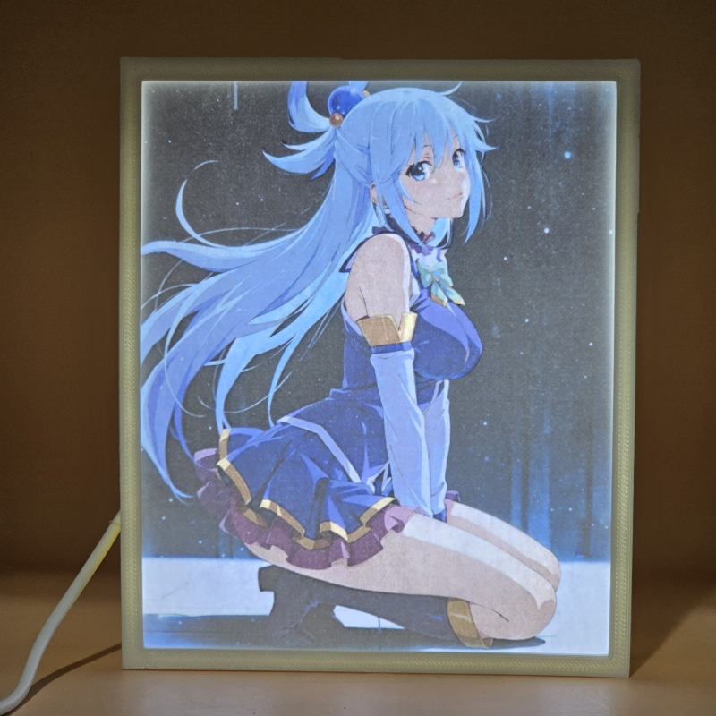 Lámpara ánime/manga  KonoSuba  con doble imagen del personaje Aqua, vista encendida, donde se revela la ilustración completa al encender la luz LED.