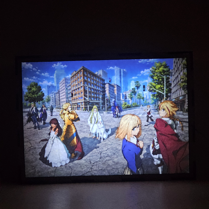 Lámpara ánime/manga  Fate/strange Fake -Whispers of Dawn  con doble imagen del grupo Saber, Ayaka Sajyou, Lancer, Archer y Tiné Chelc, vista encendida, donde se revela la ilustración completa al encender la luz LED.