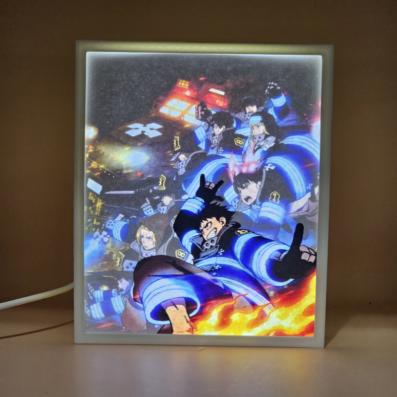Lámpara ánime/manga  Fire Force  con doble imagen del grupo Shinra Kusakabe, Iris, Tamaki Kotatsu, Arthur Boyle, Akitaru Obi, Takehisa Hinawa, Maki Oze, Victor Licht y Vulcan Joseph, vista encendida, donde se revela la ilustración completa al encender la luz LED.