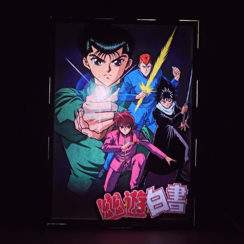 Lámpara ánime/manga  Yu Yu Hakusho: Ghost Files  con doble imagen del grupo Kurama, Yusuke Urameshi, Kazuma Kuwabara y Hiei, vista encendida, donde se revela la ilustración completa al encender la luz LED.