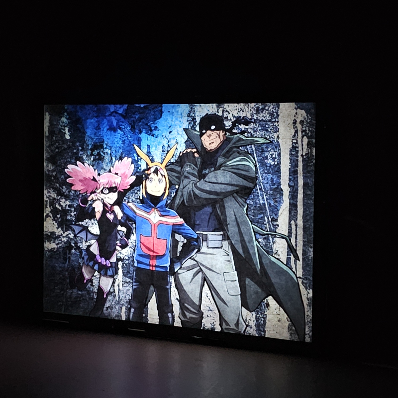Lámpara ánime/manga  My Hero Academia: Vigilantes  con doble imagen del grupo Koichi Haimawari, Kazuho Haneyama y Iwao Oguro, vista encendida, donde se revela la ilustración completa al encender la luz LED.