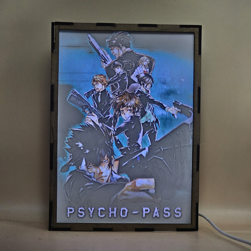 Lámpara ánime/manga  Psycho-Pass  con doble imagen del grupo Shinya Kogami, Akane Tsunemori, Nobuchika Ginoza, Shūsei Kagari, Tomomi Masaoka, Shion Karanomori y Yayoi Kunizuka, vista encendida, con luz ambiente, donde se revela la ilustración completa al encender la luz LED.