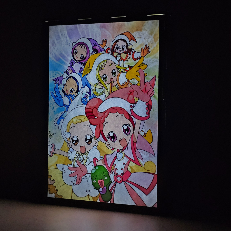 Lámpara ánime/manga  Magical Doremi  con doble imagen del grupo Doremi Harukaze, Momoko Asuka, Hana Makihatayama, Aiko Senoo, Onpu Segawa, Hazuki Fujiwara y Lala, vista encendida, donde se revela la ilustración completa al encender la luz LED.