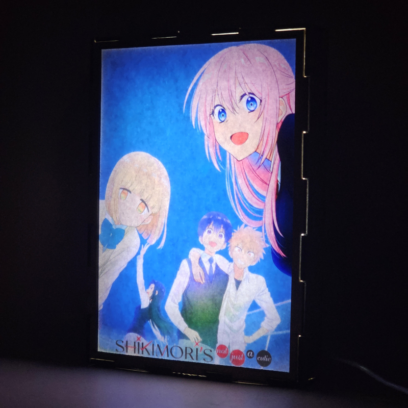 Lámpara ánime/manga  Shikimori es más que una cara bonita  con doble imagen del grupo Miyako Shikimori, Yuu Izumi, Kyou Nekozaki, Yui Hachimitsu y Shuu Inuzuka, vista encendida, donde se revela la ilustración completa al encender la luz LED.