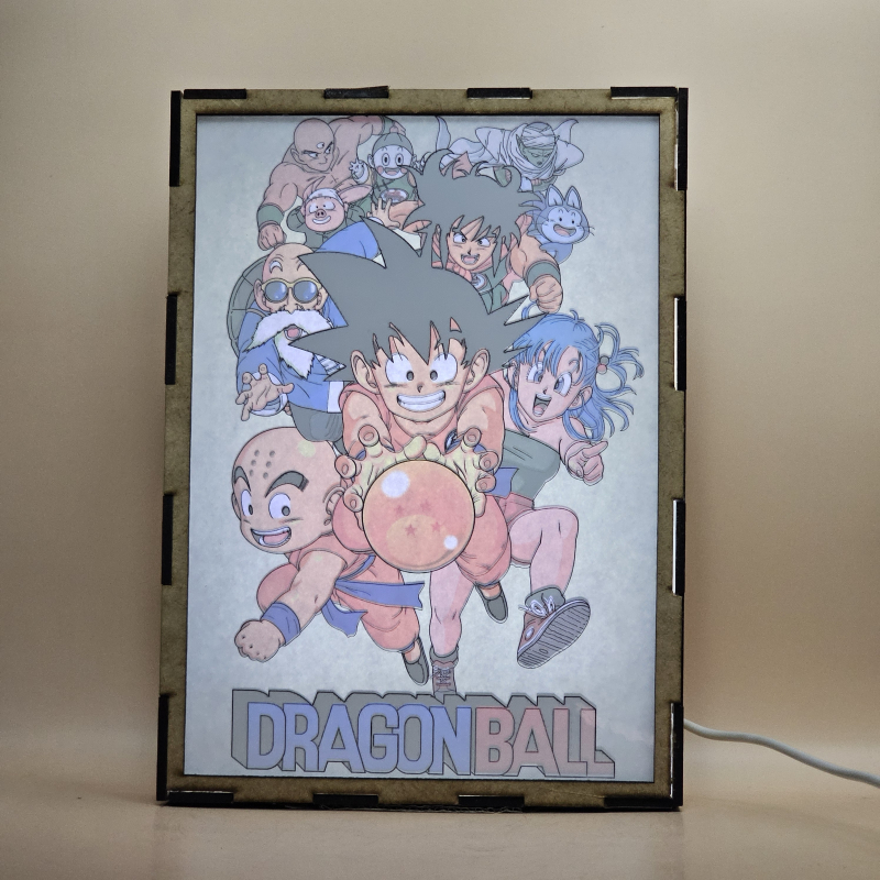 Lámpara ánime/manga  Dragon Ball  con doble imagen del grupo Son Goku, Piccolo, Krillin, Bulma, Maestro Roshi, Yamcha, Puar, Oolong, Ten Shin Han y Chaoz, vista encendida, con luz ambiente, donde se revela la ilustración completa al encender la luz LED.