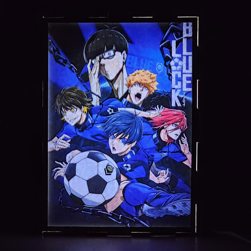 Lámpara ánime/manga  Blue Lock  con doble imagen del grupo Meguru Bachira, Isagi Yoichi, Hyoma Chigiri, Rensuke Kunigami y Jinpachi Ego, vista encendida, donde se revela la ilustración completa al encender la luz LED.