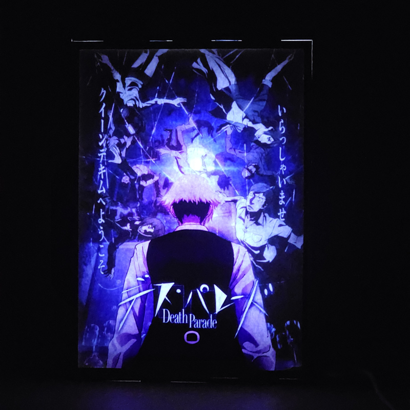 Lámpara ánime/manga  Death Parade  con doble imagen de la pareja Decim y Chiyuki, vista encendida, donde se revela la ilustración completa al encender la luz LED.