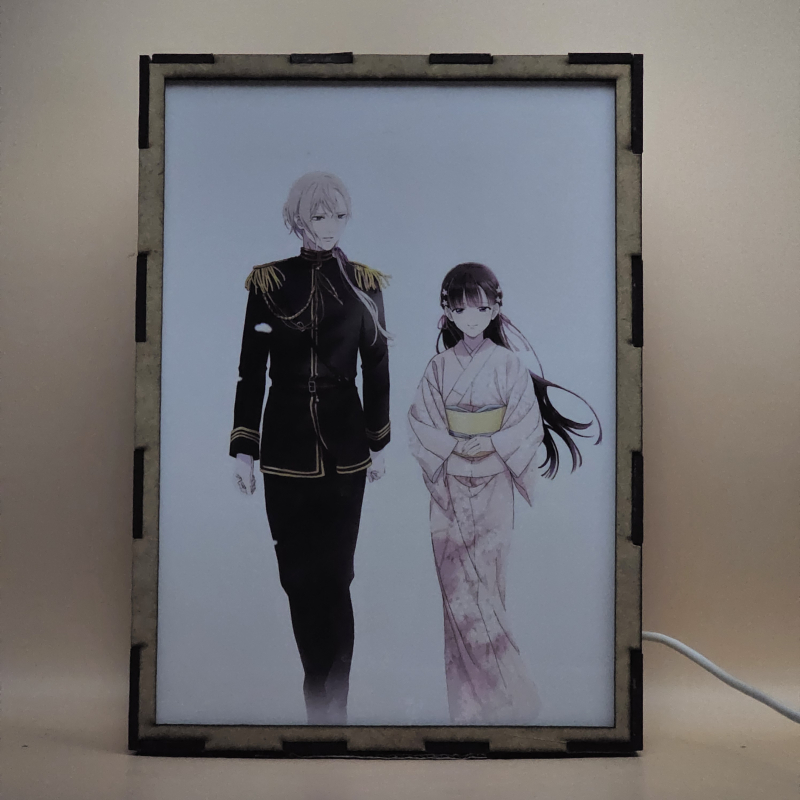 Lámpara ánime/manga  My Happy Marriage  con doble imagen de la pareja Miyo Saimori y Kiyoka Kudou, vista apagada, se esconde la imágen de atras.