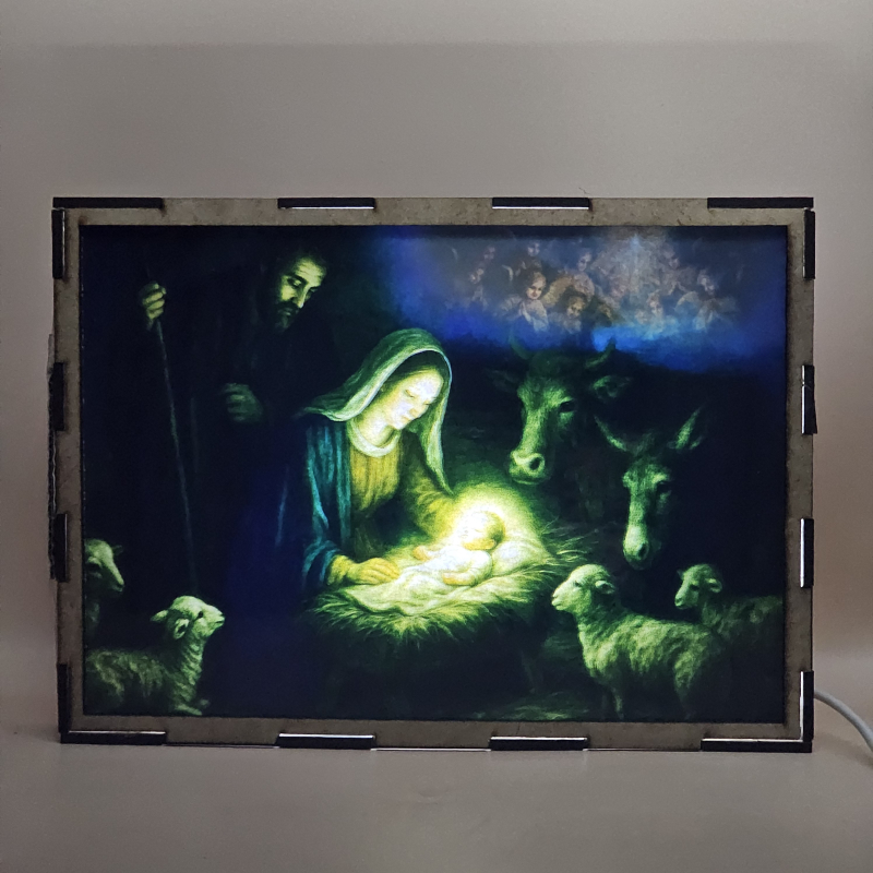 Lámpara con doble imagen el Tercer misterio gosozo El Nacimiento del Hijo de Dios (), vista encendida, con luz ambiente, donde se revela la ilustración completa al encender la luz LED.